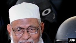 به انډونیشییا کې اسلامي تندلاری ابوبکر بشیر چې دجماعییه اسلامییه ډلې مشر دی په دغه هیواد کې د ترهګرۍ په بریدونو ککړ بلل دی.