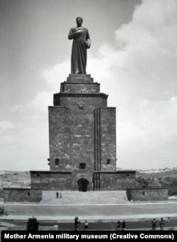 50-метровий пам'ятник радянському диктаторові Йосипу Сталіну, який був відкритий у Єревані в 1950 році. У 1961 році бронзового Сталіна зняли, але постамент залишився