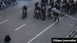 نمایی از ویدئوی معترضی در دی‌ماه که مقابل موتورهای نیروهای ضدشورش نشست و به نمادی از این اعتراضات تبدیل شد