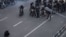 نمایی از ویدئوی معترضی در دی‌ماه که مقابل موتورهای نیروهای ضدشورش نشست و به نمادی از این اعتراضات تبدیل شد