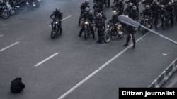 اعتراض متفاوت در مقابل نیروهای امنیت در تهران