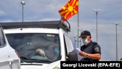 Полицаец на граничниот премин Табановце кон Србија