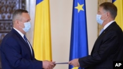 Nicolae Ciucă a fost susținut de Klaus Iohannis să devină premier, dar și președinte PNL, susțin analiștii consultați de Europa Liberă. Viitorul președinte al liberalilor este văzut un posibil candidat la prezidențiale în 2024. Imagine din 2021 cu premierul și președintele. 