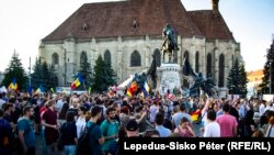 La un protest antiguvernamental al clujenilor în fața Bisericii romano-catloice Sf. Mihai în Piața Centrală