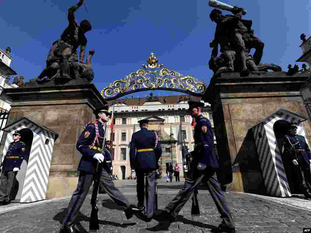 Ulaz u kompleks praškog zamka Hradčani - Češki vojnici stražare u kompleksu praškog zamka Hradčani, u kojem je Barak Obama održao javni govor. 