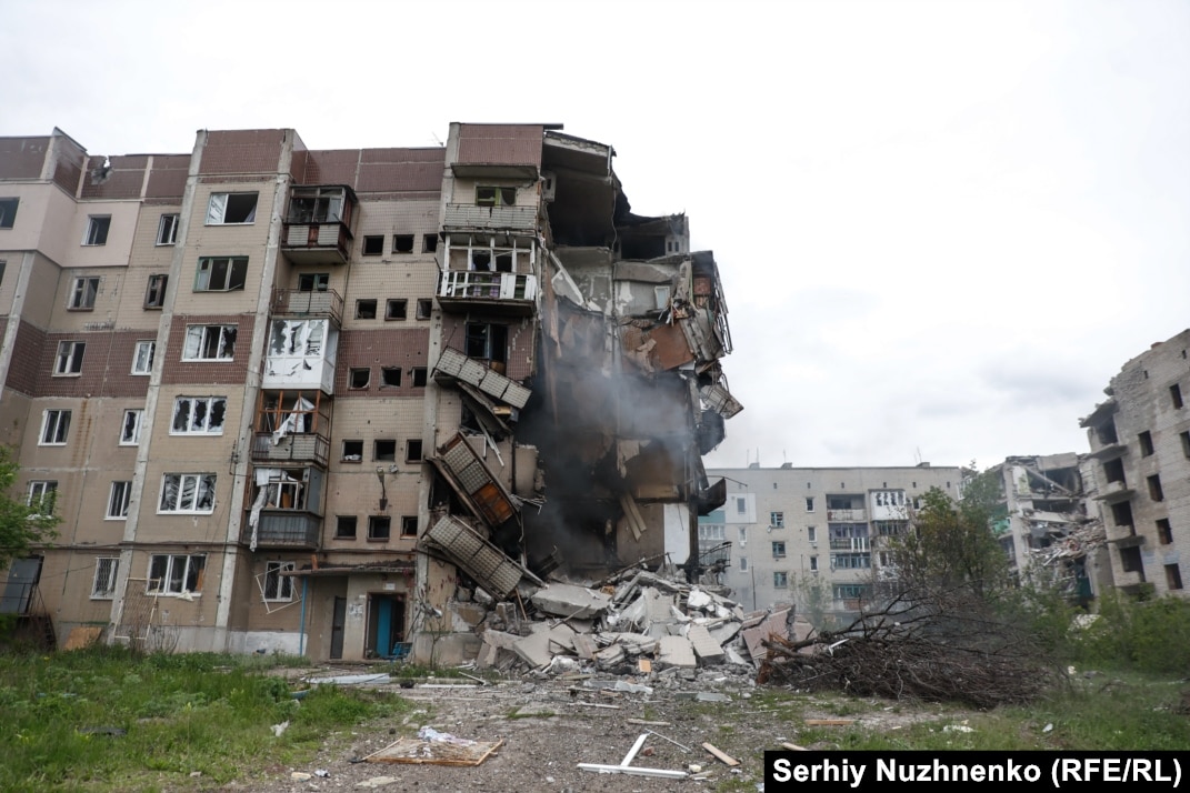 Qora tanli erkaklar qizlarni gangbangda sinab korayotgan porno video