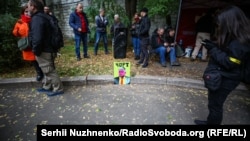 Під будівлею суду зібралися активісти на підтримку Андрія Антоненка та інших фігурантів справи