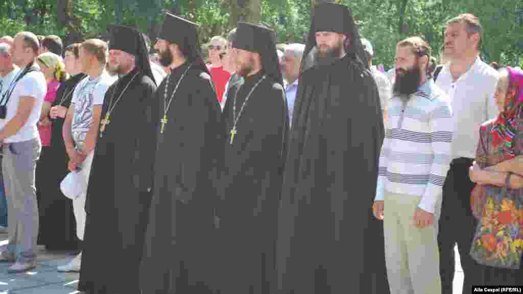 Preoți și enoriași în scuarul Catedralei Metropolitane