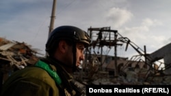 Вздовж суцільних руїн боєць 24 ОМБр «Колібрі» крокує, часом, по кілька разів на день