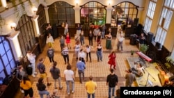  Вътрешността на постройката на Сточна гара по време на едно от предходните събития 