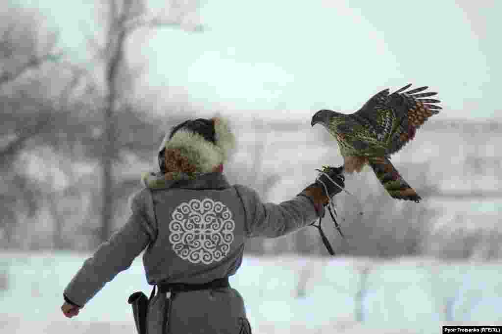 Un vânător cu vultur kazah, cunoscut ca &bdquo;berkutchi&rdquo;, participă la o competiție națională de vânătoare din Uralsk, Kazahstan, pe 25 februarie. Pentru a afla mai multe despre vânătoarea cu vulturi, vedeți reportajul nostru. (Piotr Trotsenko, RFE/RL)