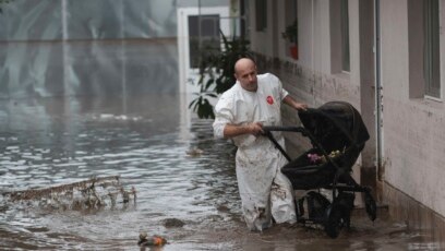 Проливни дъждове и наводнения обхванаха още страни в Централна и