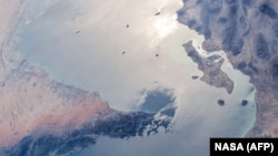 Близько 20 відсотків світових запасів сирої нафти та природного газу транспортується суднами через Ормузьку протоку