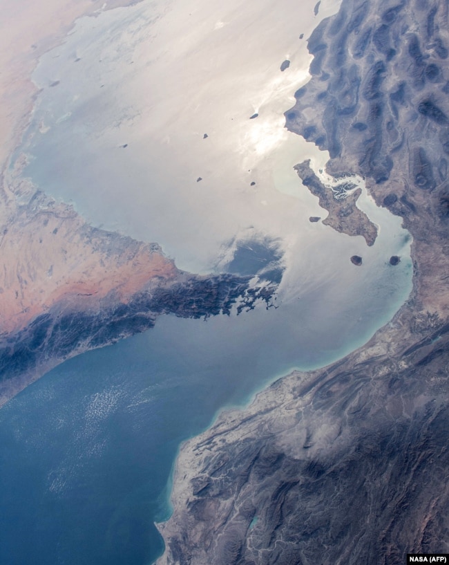 Ngushtica e Hormuzit, kalim i ngushtë detar midis Gjirit Persik (sipër) dhe Gjirit të Omanit (poshtë). Në këtë fotografi, Irani është në të djathtë, ndërsa Omani dhe Emiratet e Bashkuara Arabe në të majtë.