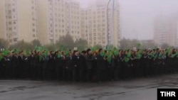 18-nji oktýabrda Aşgabatda energetika desgalarynyň toplumynyň açylyş dabarasyna gatnaşýan studentler we işgärler. "Türkmen Inisiatiwasy" toparynyň websaýtyndan alnan surat.