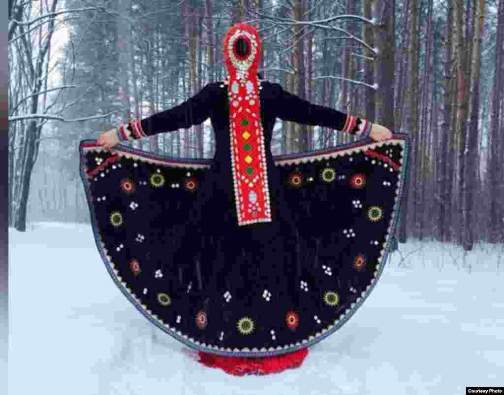 &quot;Бу рәсемдәге кием башкорт милли стиленә туры килә, ләкин бизәү әйберләре туры килеп бетми, әмма аны кабул итеп була&quot;