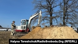 Одразу ж після початку роботи екскаватора в землі були знайдені людські рештки, село Угли Сарненського району на Рівненщині, 23 березня 2026 року