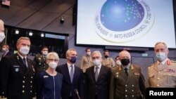 Участники заседания совета "Россия-НАТО" в Брюсселе 