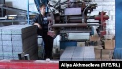 Рабочий на кирпичном заводе. Талдыкорган, 20 июля 2012 года.