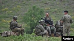 Pjesëtarë të Forcës së Sigurisë së Kosovës gjatë stërvitjes "DEFENDER-Europe 21", në Gjakovë, më 28 maj 2021.