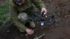 Українські військовослужбовці готують дрони FPV поблизу лінії фронту в Дніпропетровській області, 8 травня 2025 року