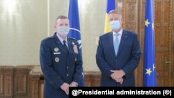 Generalul Tod D. Wolters, comandat al Forțelor SUA în Europa și președintele Klaus Iohannis, vineri, 4 septembrie. Generalul a fost decorat cu Ordinul Naţional „Steaua României" în grad de Mare Ofiţer