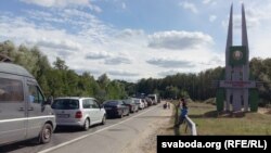 Чарга на нэўтральнай паласе на ўезд ва Ўкраіну ў Новых Ярылавічах