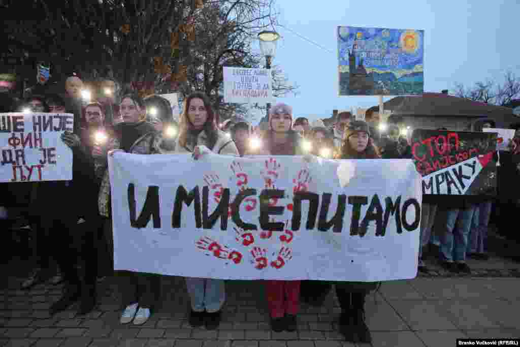 Poruke studenata i srednjoškolaca iz Kragujevca, grada koji se pridružio akciji &quot;Školski čas u zadnji čas&quot;, kojom su studenti podržali prosvetne radnike u zahtevima za poboljšanje njihovog položaja.