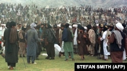 Një hajduti të dyshuar i është prerë dora në stadiumin e futbollit në Kabul, 7 gusht, 1998.