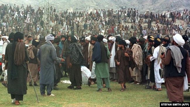 Një hajduti të dyshuar i është prerë dora në stadiumin e futbollit në Kabul, 7 gusht, 1998.