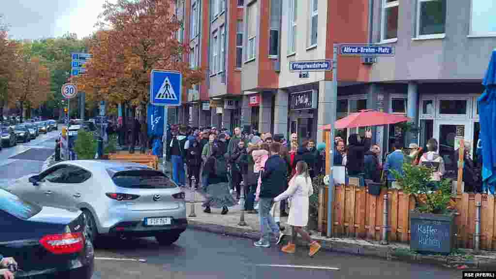 Red na glasačkom mestu u Frankfurtu, Nemačka, 25. 10.2026. 