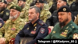 Слева-направо: Шарип Делимханов (начальник управления Росгвардии по Чечне, брат депутата Госдумы Адама Делимханова), Аслан Ирасханов (глава МВД по Чечне), Абузайд Висмурадов (вице-премьер Чечни). Всех перечисленных связывают с внесудебными казнями.