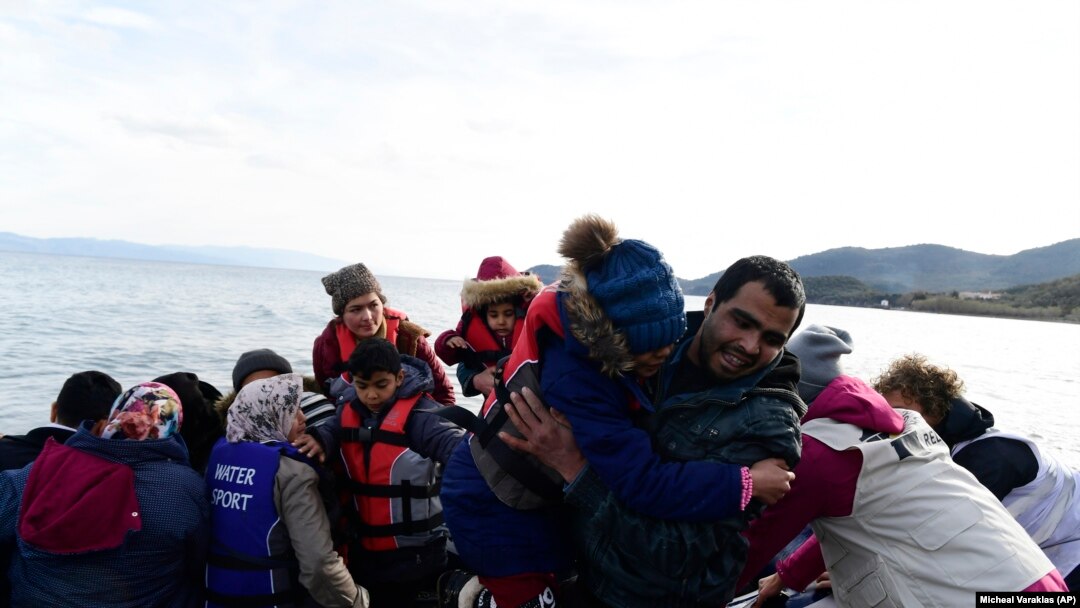Refugiați și migranți care ajung în satul Skala Sikaminias, de pe insula greacă Lesbos, după ce au traversat marea Egee