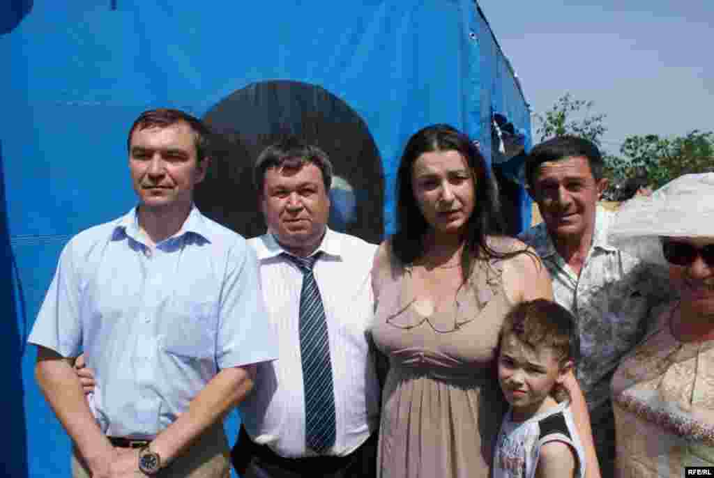 Балык Бистәсендә Сабантуй - 2009 - Район башлыгы Илһам Вәлиев (сулдан икенче) һәм билгеле җырчы Зәйнәп Фәрхетдинова