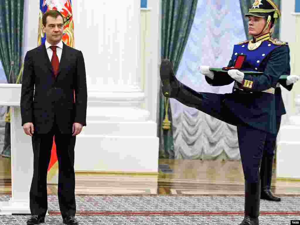 Rusija - Da li je gardista preblizu predsjedniku? - Na ceremoniji u čast mladih naučnika, kada im je predsjednik Dmitry Medvedev uručio nagrade jedan se gardista ¨opasno¨približio predsjedniku.