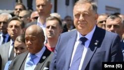Evangelistički pastor Mark Berns pored predsednika SNSD-a Milorada Dodika na komemoraciji u Bratuncu, 4. jul 2026.