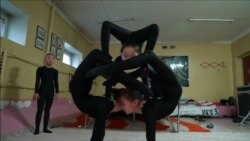 Монгольские «девочки-змеи» учатся искусству гибкости