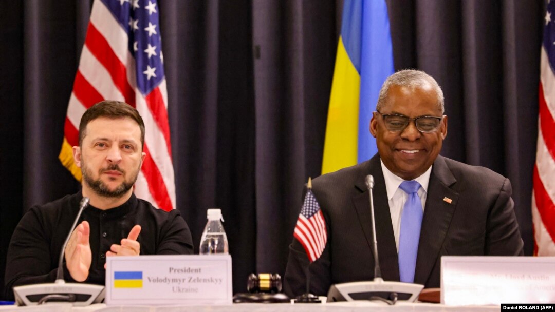 Secretarul american al Apărării, Lloyd Austin, la reuniunea Grupului de Contact de la baza aeriană Ramstein din Germania, alături de președintele ucrainean Volodimir Zelenski (stânga).