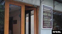 По оценкам местных юристов, вне зависимости от того, жили кандидаты от партий на парламентских выборах пять лет в республике или в каком-то другом месте, решение югоосетинского ЦИКа противозаконно