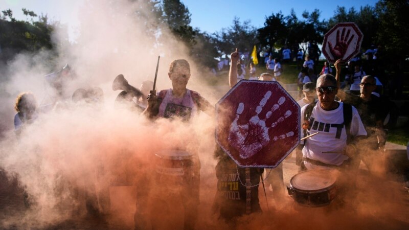Izraelitët protestojnë teksa ushtria shton sulmet në Gazë