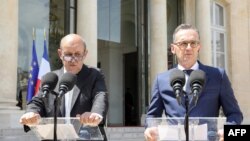 France - French Foreign Affairs Minister Jean-Yves Le Drian (L) and German Foreign Affairs Minister Heiko Maas adress a press conference at the Elysee presidential palace on June 19, 2019..