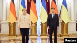 Kancelarja gjermane, Angela Merkel dhe presidenti ukrainas, Volodymyr Zelenskiy. Gusht 2021.
