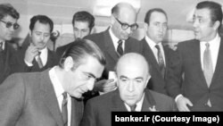 خداداد فرمانفرماییان (چپ) در کنار امیرعباس هویدا