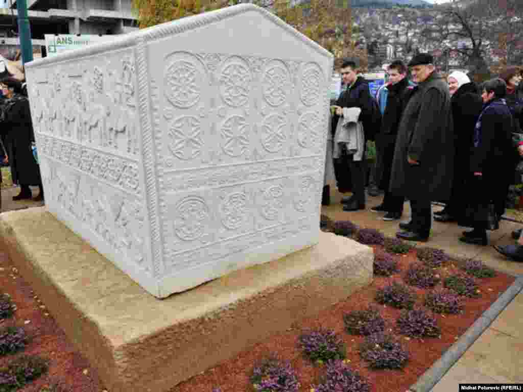 Svečana ceremonija postavljanja replike Zgošćanskog stećka - sljemenjaka na platou ispred zgrade zajedničkih institucija BiH, Sarajevo, 05.12.2011. 