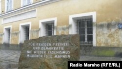 Spomenik ispred rodne kuće Adolfa Hitlera