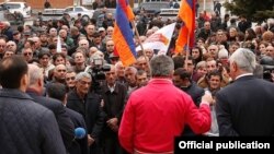 Armenia - Prime Minister Karen Karapetian (C) campaigns for the ruling Republican Party in Aragatsotn province, 22Mar2017.