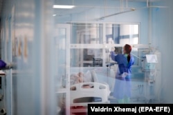 Një infermiere duke u kujdesur për pacientët me koronavirus në Klinikën Infektive në QKUK - Fotografi e bërë në shtator të vitit 2021.