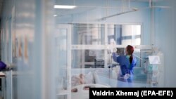 Një infermiere punon brenda njësisë së kujdesit intensiv dhe kujdeset për një pacient me COVID-19 në Klinikën për Sëmundje Infektive. Prishtinë, 1 shtator 2021.
