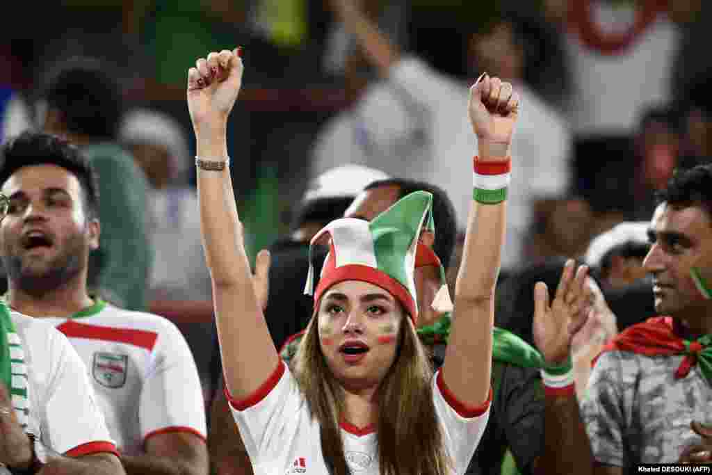 با دومین پیروزی ایران در جام ملت‌های آسیا، تیم ملی به مرحله دوم راه یافت؛ هواداران تیم ملی در جریان بازی با یمن.