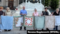 Učesnici komemorativnog skupa u Beogradu su u okviru performansa 11. jula razvili marame koje je poslalo udruženje Majke Srebrenice.
